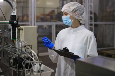 Gıda fabrikasında gıda bilimi kontrol süreci 