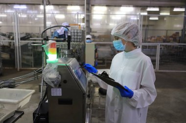 Gıda fabrikasında gıda bilimi kontrol süreci 