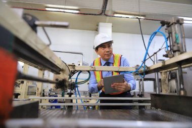 Gıda fabrikasında gıda mühendisi kontrol süreci 