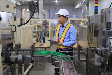 Gıda fabrikasında gıda mühendisi kontrol süreci 