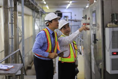 Gıda fabrikasında gıda mühendisi kontrol süreci 