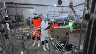 Gıda fabrikasında sıra çalışması 