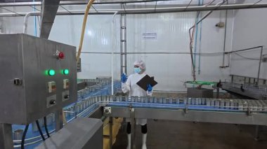 Gıda fabrikasında sıra çalışması 