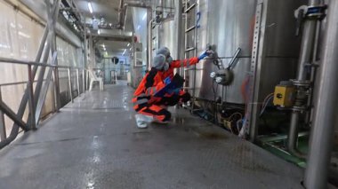 Gıda fabrikasında sıra çalışması 