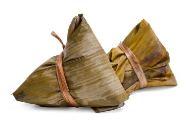 İzole edilmiş Zongzi, pirinç köftesi. Manzaralı Çin yemeği pirinç köftesi, beyaz arka planda zongzi. Çin geleneksel ejderhası için kesme yolları olan pirinç köftesi..