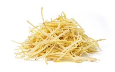 Parçalanmış zencefil. Beyaz arkaplan kesiminde taze zencefil kökü veya rizom izole edildi.