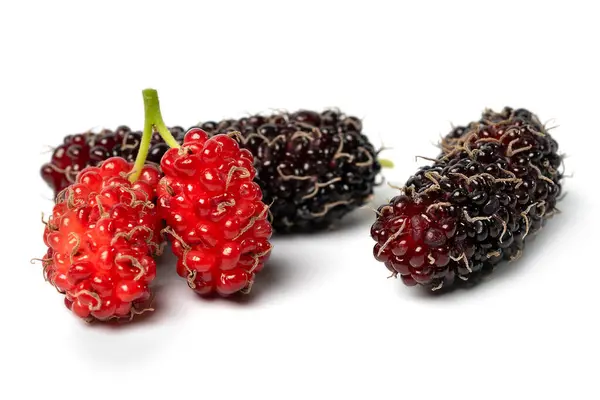 İzole edilmiş dut. Beyaz arka planda yarı yarıya izole edilmiş organik dut meyveleri. kırpma yolu ile.