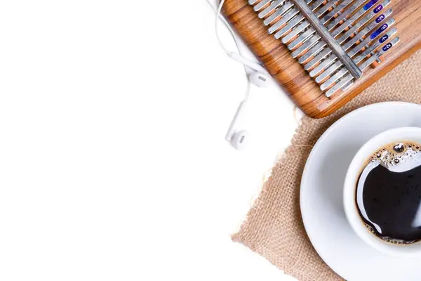 Düz dizüstü bilgisayarlı, siyah kahve ve kalimba beyaz ofis masası ve erzakların üstünde. Kopyalama alanı olan üst görünüm, kırpma yolu.