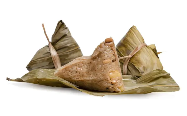 İzole edilmiş Zongzi, pirinç köftesi. Manzaralı Çin yemeği pirinç köftesi, beyaz arka planda zongzi. Çin geleneksel ejderhası için kesme yolları olan pirinç köftesi..