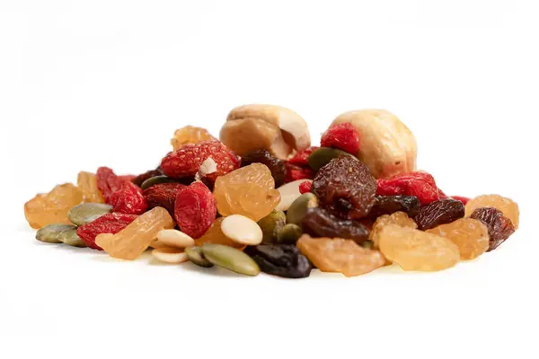 Kurutulmuş fındıklı meyveler. Fındık, fındık, fıstık, kurumuş kayısı, kuru üzüm, çilek, kabak tohumu, kaju fıstığı, kurutulmuş meyve suyu, beyaz arka planda Goji çileği. kırpma yolu ile.