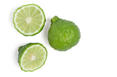 Bergamot meyvesi. İkiye bölünmüş taze bergamot meyvesi ve beyaz arka planda yaprak. kırpma yolu.