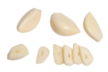 Üst manzara taze soyulmuş sarımsak karanfilleri, beyaz arka planda izole edilmiş sarımsak dilimli ampul. kırpma yolu.