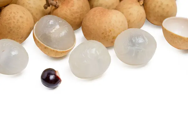 Longan 'ı izole ettim. Beyaz arka planda tohumu olan taze Longan meyvesi. kırpma yolu.