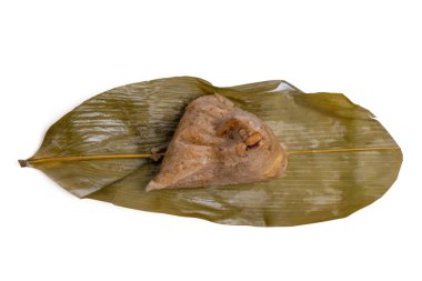İzole edilmiş Zongzi, pirinç köftesi. Manzaralı Çin yemeği pirinç köftesi, beyaz arka planda zongzi. Çin geleneksel ejderhası için kesme yolları olan pirinç köftesi..