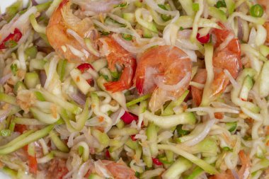 Kurutulmuş karidesli mango salatası. Tayland yemeği ve bir sürü bitki karışımı..