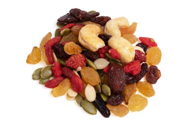Çerezli kurutulmuş meyveler. Fındık, fındık, fıstık, kurumuş kayısı, kuru üzüm, çilek, kabak tohumu, kaju fıstığı, kurutulmuş meyve suyu, beyaz arka planda Goji çileği. kırpma yolu ile.
