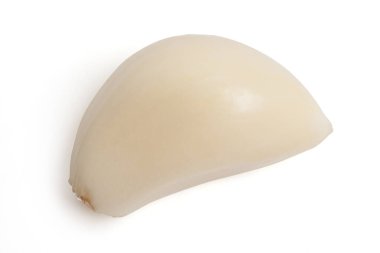 Üst manzara taze soyulmuş sarımsak karanfilleri, beyaz arka planda izole edilmiş sarımsak dilimli ampul. kırpma yolu.