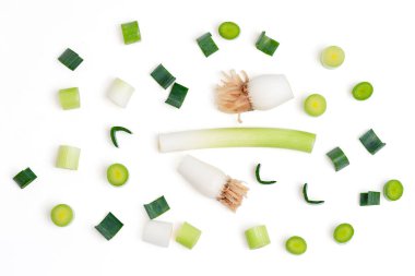 İzole üst manzara taze doğranmış. Beyaz arka planda taze soğan yaprağı ve kökleri kes. Üst Manzara. kırpma yolu.