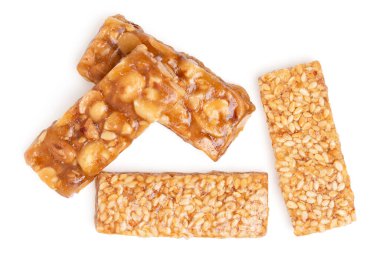 Ayrı kesilmiş çerezler. Fıstıklı ballı gofret, beyaz arka planda susam. kırpma yolu ile.