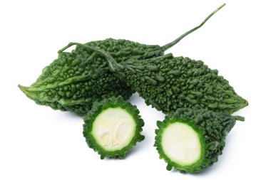 İzole edilmiş acı kabak. Beyaz arka planda dilimlenmiş taze acı kabak. kırpma yolu.