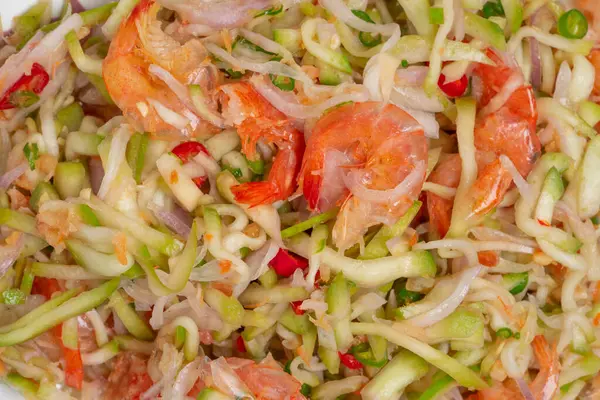 Kurutulmuş karidesli mango salatası. Tayland yemeği ve bir sürü bitki karışımı..