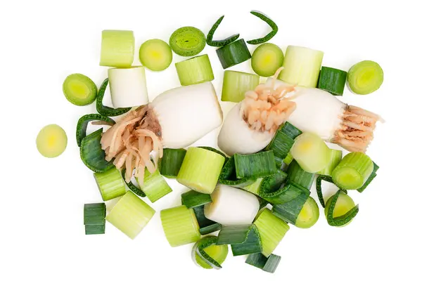 İzole üst manzara taze doğranmış. Beyaz arka planda taze soğan ve kökleri kes. Üst Manzara. kırpma yolu.