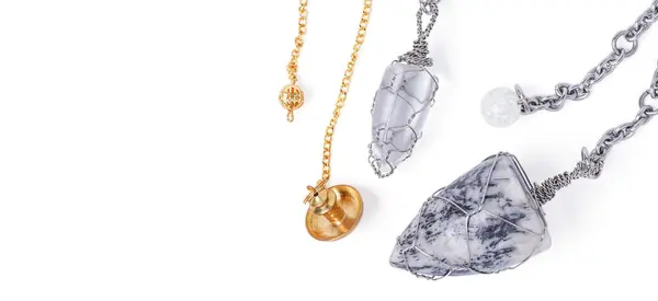 Üst görünüm kristal sarkacıyla geleceği önceden haber veriyor. Dekorasyon tasarımı duvar kağıdı için arka plan kapağı kuvars kristal sarkacı. kırpma yolu.