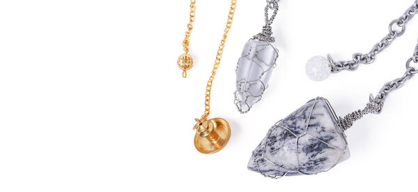 Верхний вид Предсказывая будущее хрустальным маятником. Фон обложки - кварцевый маятник для оформления обоев. путь вырезания.