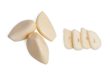 İzole sarımsak. Taze soyulmuş sarımsak karanfili, beyaz arka planda izole edilmiş sarımsak dilimli ampul. kırpma yolu.