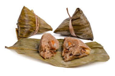İzole edilmiş Zongzi, pirinç köftesi. Manzaralı Çin yemeği pirinç köftesi, beyaz arka planda zongzi. Çin geleneksel ejderhası için kesme yolları olan pirinç köftesi..