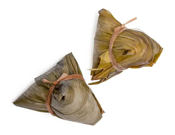 İzole edilmiş Zongzi, pirinç köftesi. Manzaralı Çin yemeği pirinç köftesi, beyaz arka planda zongzi. Çin geleneksel ejderhası için kesme yolları olan pirinç köftesi..