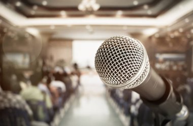 Toplantı odasında konuşma ve öğretmenlik için mikrofon, okuldaki konferans salonu, iş ve eğitim konsepti