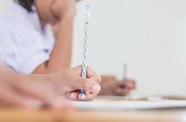 Lise, Asya sınavları, sınavlar veya sınavlar gibi lisede beyaz cevap kağıdı üzerine kalem yazma bilgisi kullanan öğrenciler, bilgi, beceri, yetenek ve eğitim kavramını ölçme amaçlı değerlendirmedir.