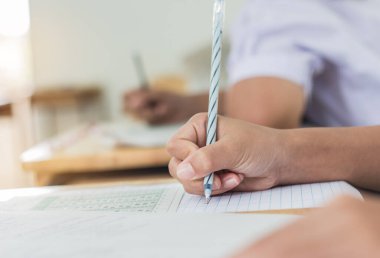 Lise, Asya sınavları, sınavlar veya sınavlar gibi lisede beyaz cevap kağıdı üzerine kalem yazma bilgisi kullanan öğrenciler, bilgi, beceri, yetenek ve eğitim kavramını ölçme amaçlı değerlendirmedir.