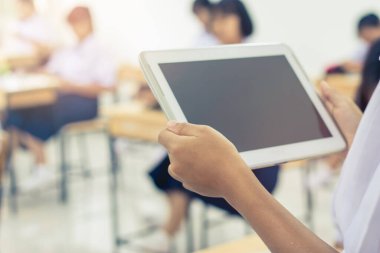 Egzersiz sırasında öğrenci testlerinin bulanıklığı, ilkokuldaki tablet bilgisayardaki sınavlar, sınav odasındaki lise dersleri online eğitim için parmak şıklatmayla cevap veriyor