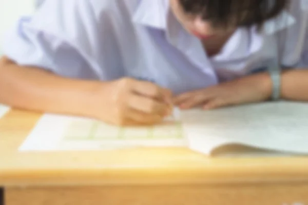 Desfocado Estudantes Usando Lápis Escrever Informações Sobre Papel Branco Resposta — Fotografia de Stock