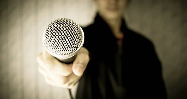 Borrosa Discurso Hombre Negocios Reportero Con Micrófono Presentación Sala Conferencias — Foto de Stock