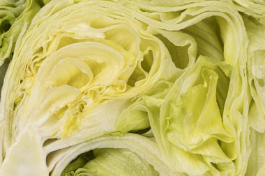 Yeşil taze buzdağı marulunun tam kare kesişim sahnesi..