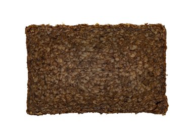 Tipik Hollandalı Roggebrood 'un koyu kahverengi dilimi. Üst görünüm beyaz arkaplanda izole edildi.