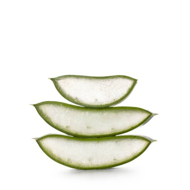 Aloe Vera bitkisinin dilimlenmiş parçaları üst üste istiflenmiş. Beyaz bir arkaplanda izole edilmiş.