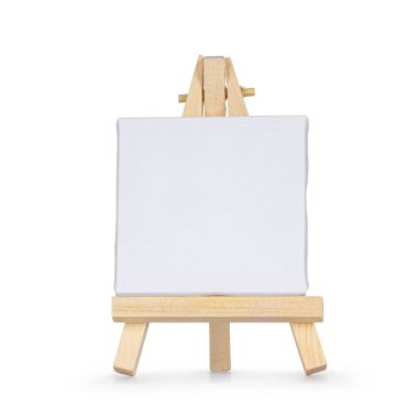 Minik ahşap ressamlar, önünde duran beyaz tuval ile sehpaya otururlar. Beyaz bir arkaplanda izole edilmiş.