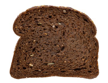 Koyu kahverengi kepekli ekmeğin üst görüntüsü, beyaz arka planda izole edilmiş..