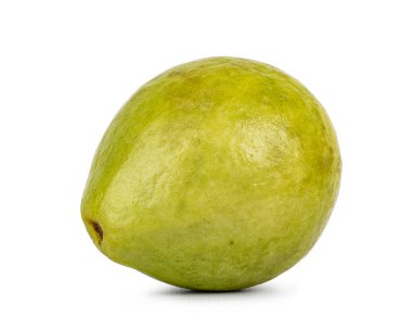 Beyaz arka planda izole edilmiş tek bir guava meyvesinin stüdyo çekimi.