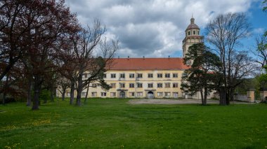 Moravsky Krumlov 'un kale manzarası bahçeyi kasvetli