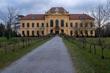 Schloss Eckartsau. Dış duvarların ilginç bir yapısı olan pitoresk bir kale.