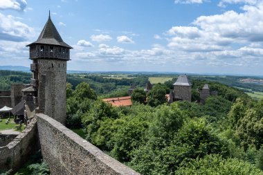 Kulesi ve taş duvarlarıyla Helfstyn Kalesi