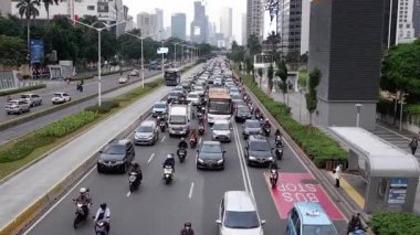 Jakarta iş merkezi ve ofis trafiği hafta içi yoğun saatlerde Jakarta 'nın ana yolu