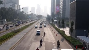Jakarta iş merkezi ve ofis trafiği hafta içi yoğun saatlerde Jakarta 'nın ana yolu