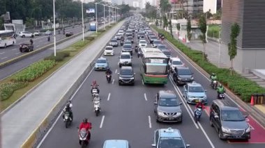 Jakarta iş merkezinin ana caddesinde trafik sıkışık. 