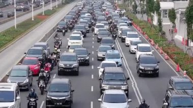 Jakarta ve otobüste trafik sıkışıklığı var.